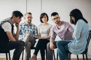 12-step programs include group therapy sessions